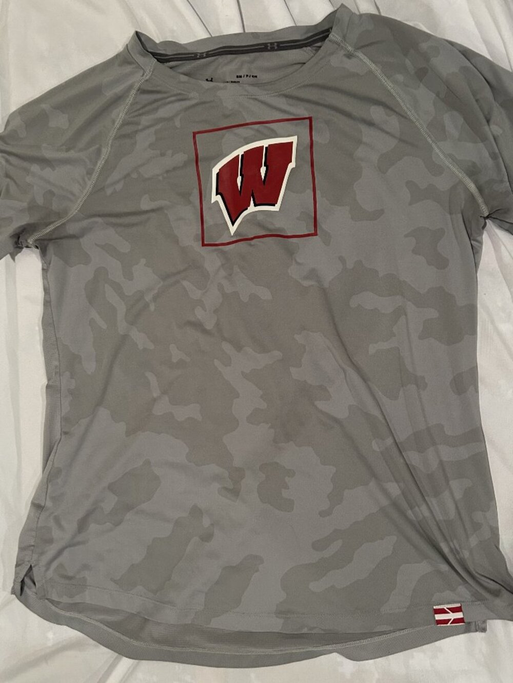 Under Armour Gray Camo Heatgear Wisconsin Badgers Training T-Shirt Size Mens S